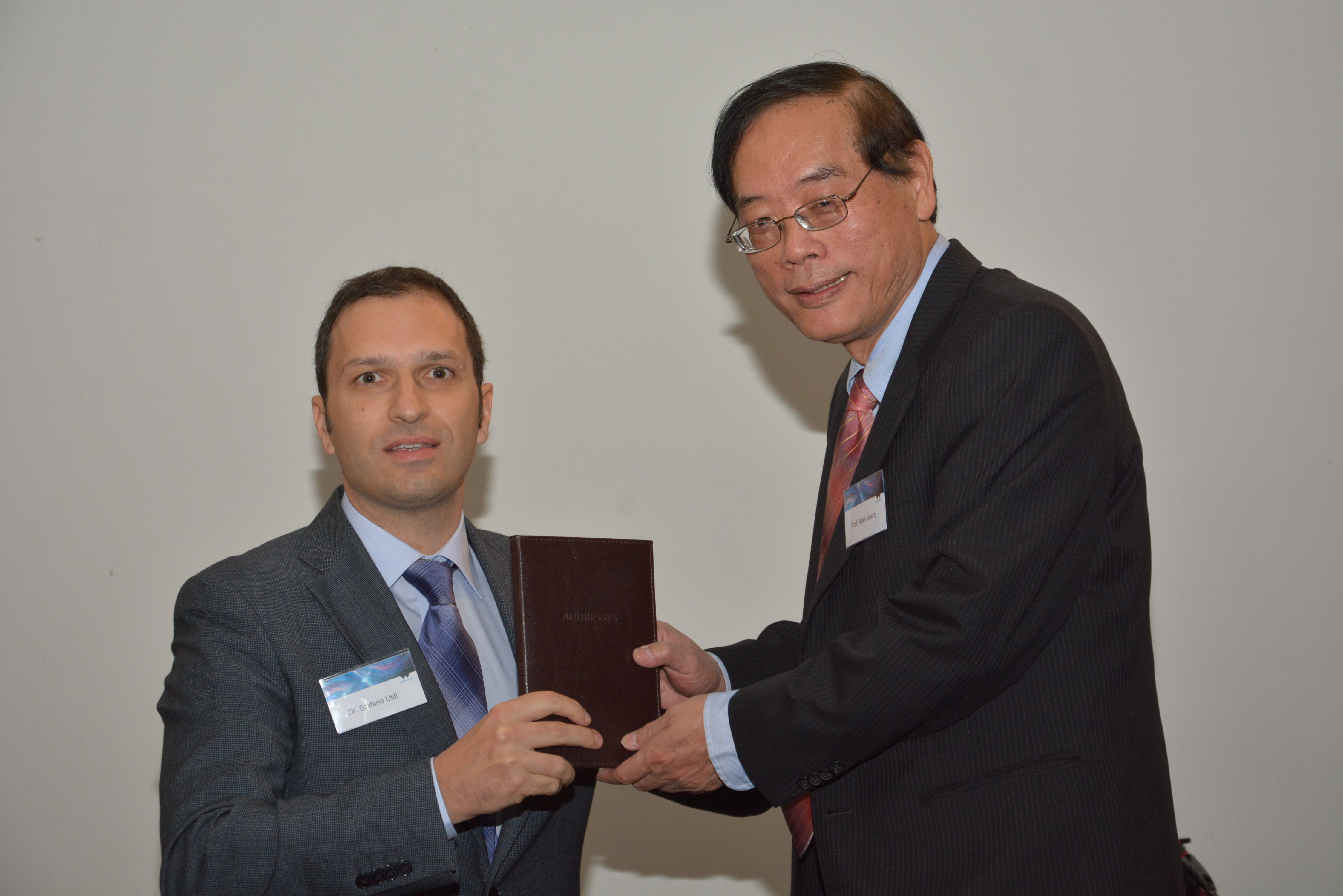 Dr. C. Hsein Juang receiving a gift for his participation from Dr Stefano Utili