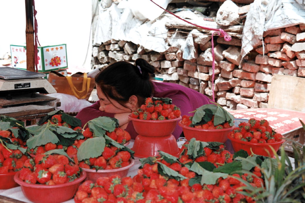 Yangzhou Market, Strawberries