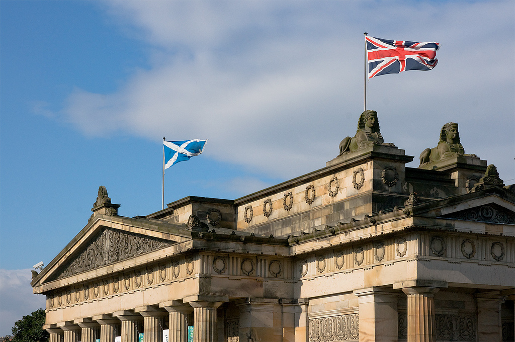 scottish_and_british_flag_on_national_gallery_of_scotland.jpg